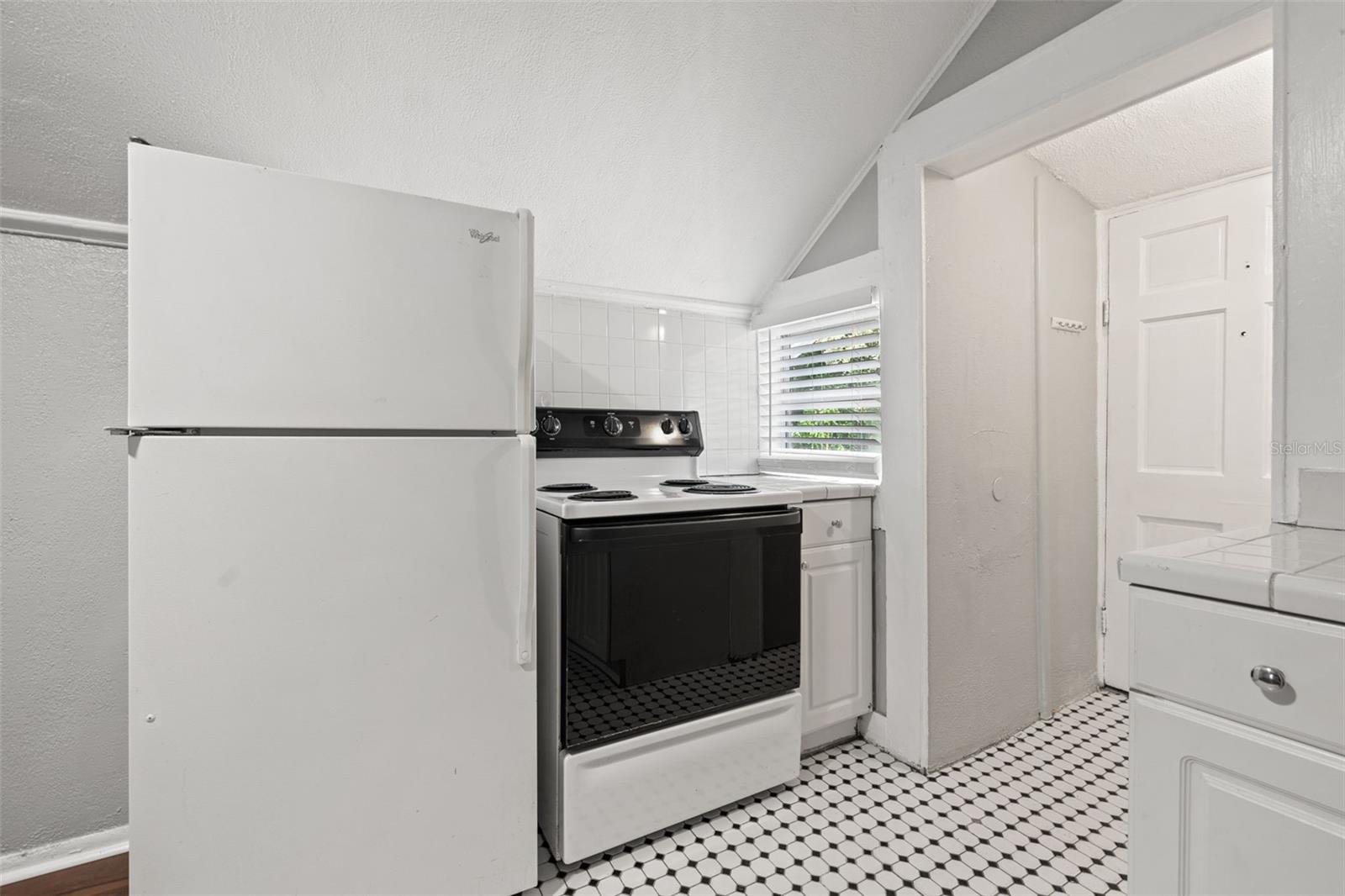 1040 19TH AVE N, ST PETERSBURG, FL — photo 27