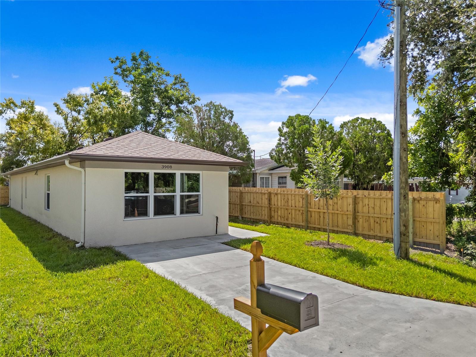 3908 WALNUT AVE, SARASOTA, FL — photo 2