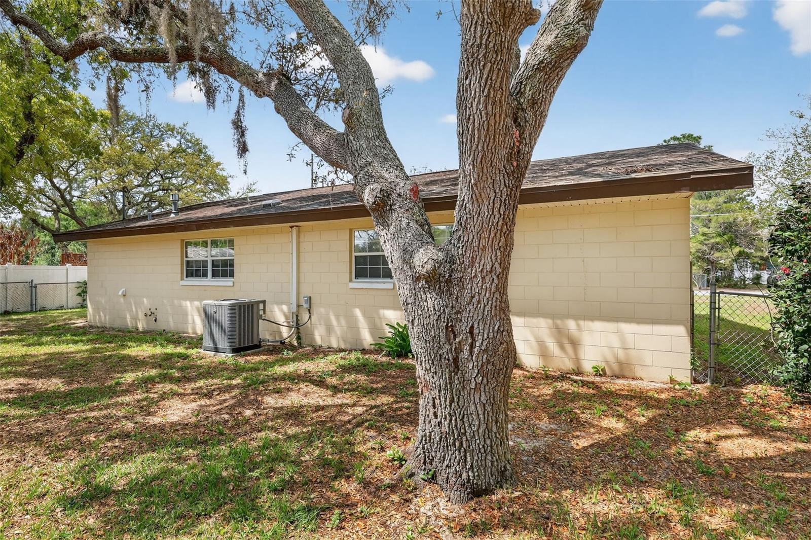 705 MIKE AVE, FRUITLAND PARK, FL — photo 42