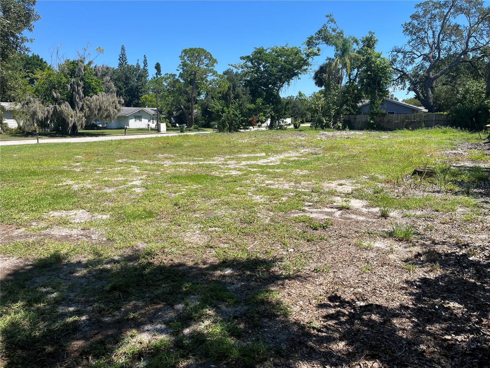 2414 PELICAN DR, SARASOTA, FL — photo 2