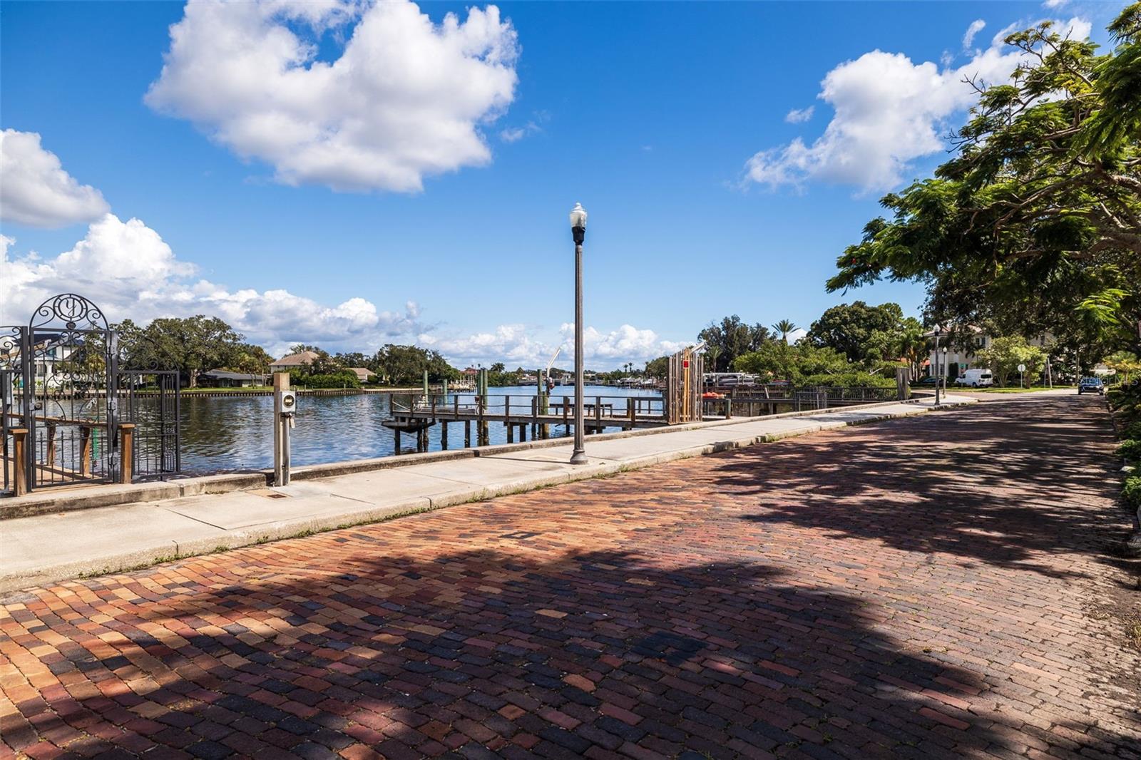 2400 COFFEE POT BLVD NE, ST PETERSBURG, FL — photo 15