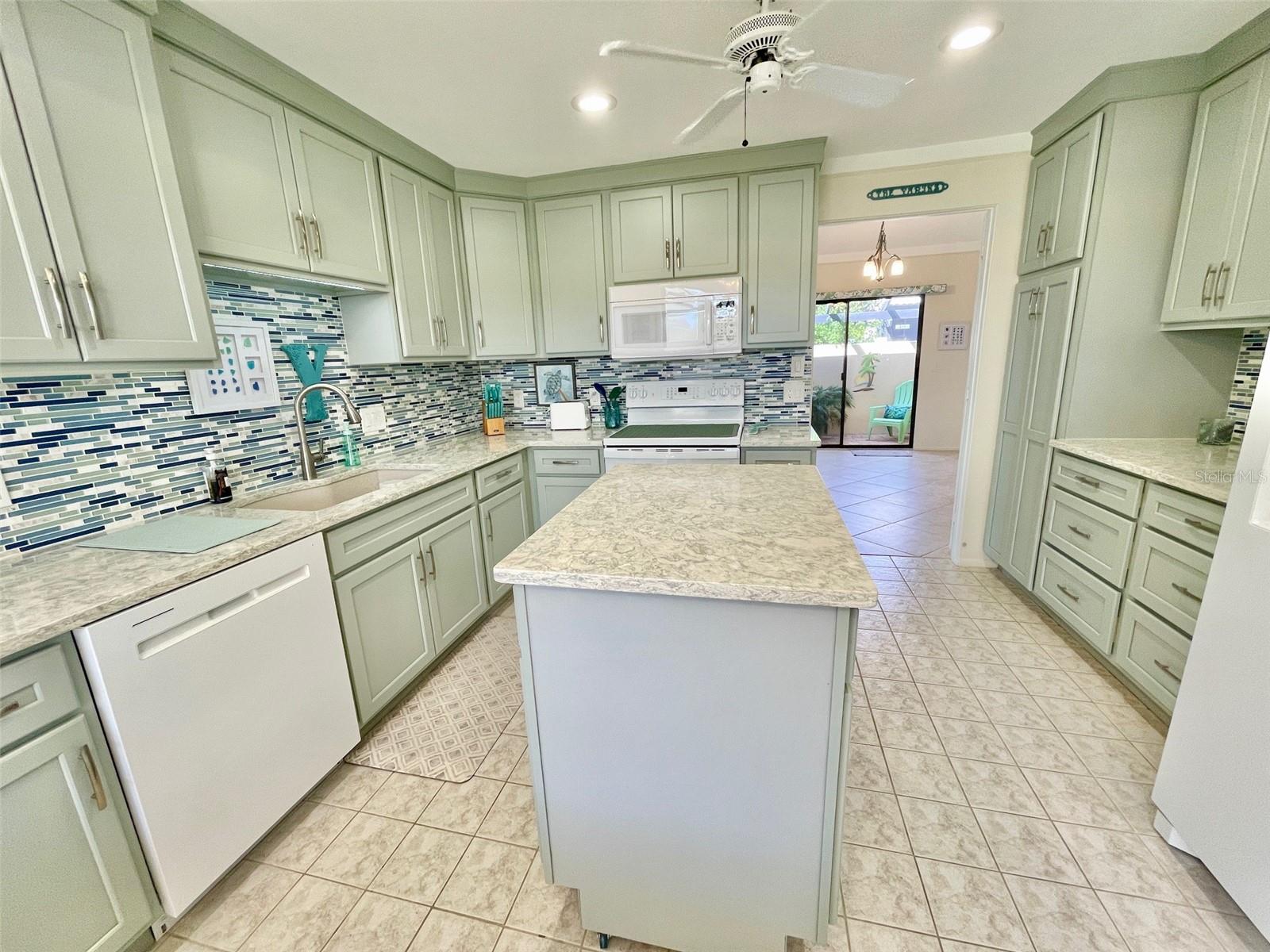 126 SANDSTONE CIR, VENICE, FL — photo 24