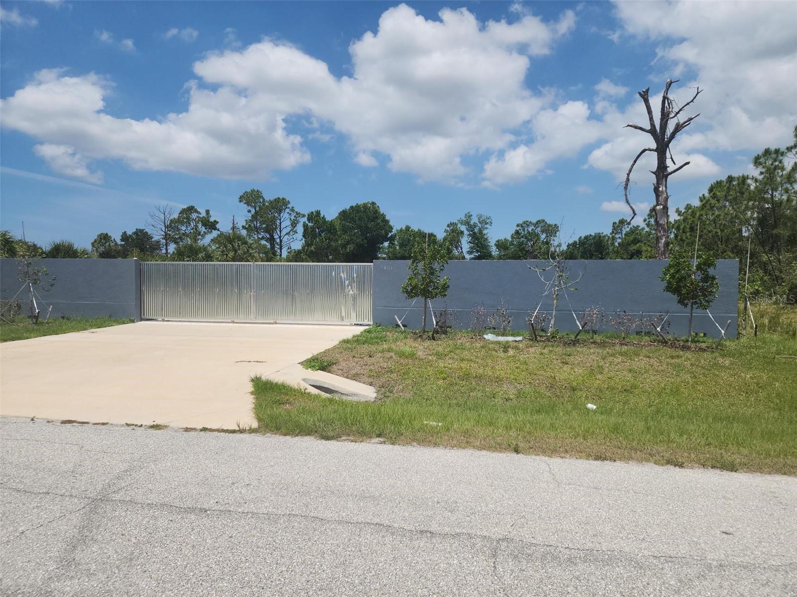 7401 SAWYER CIR, PORT CHARLOTTE, FL — photo 2