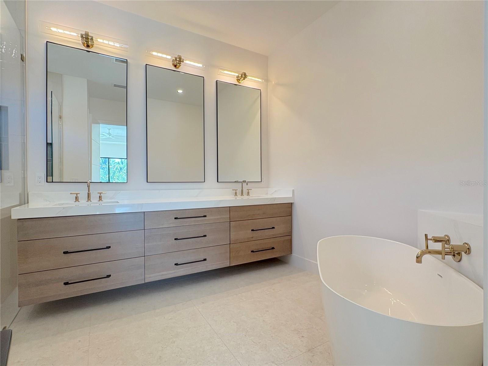 276 ISLAND CIR, SARASOTA, FL — photo 17