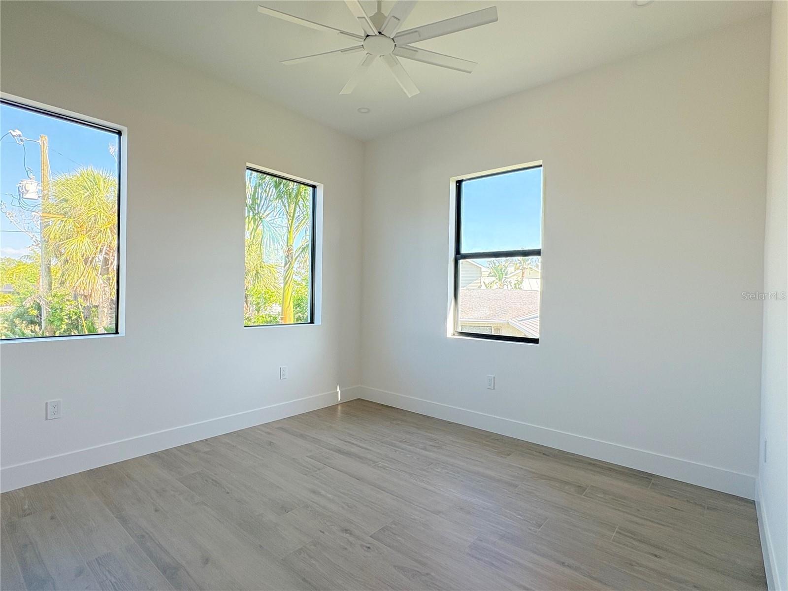 276 ISLAND CIR, SARASOTA, FL — photo 24