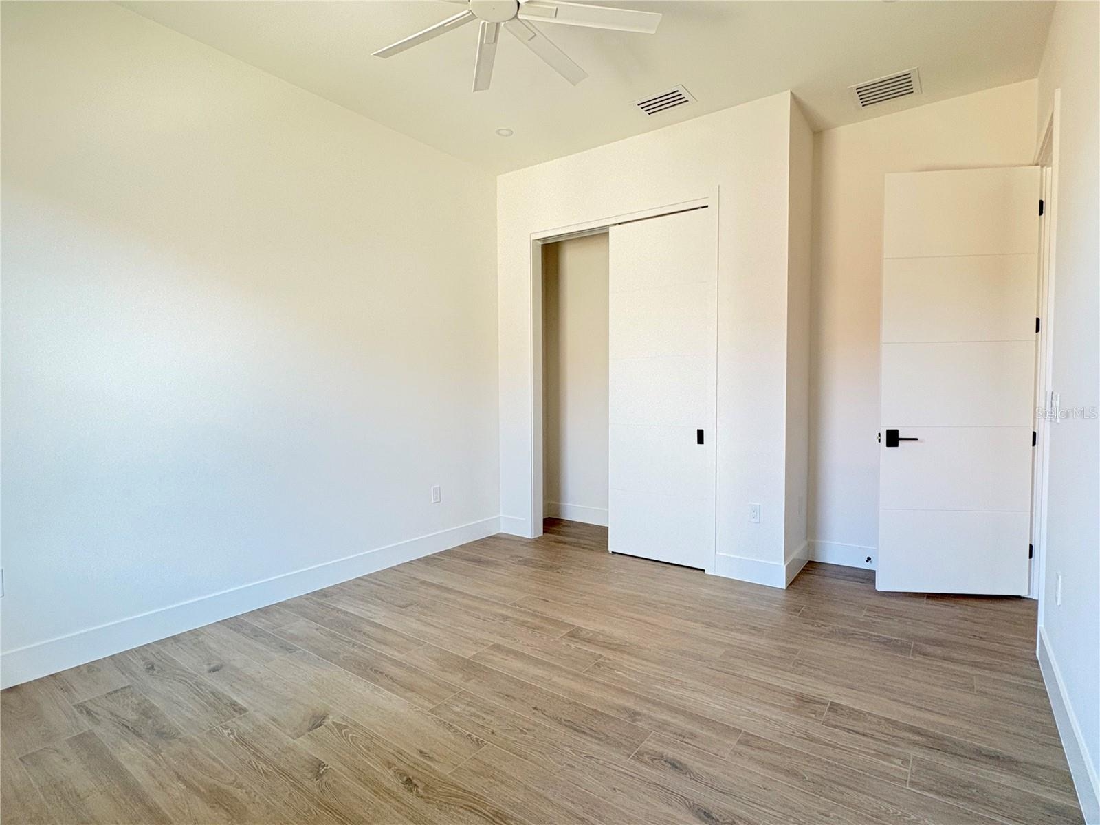 276 ISLAND CIR, SARASOTA, FL — photo 27