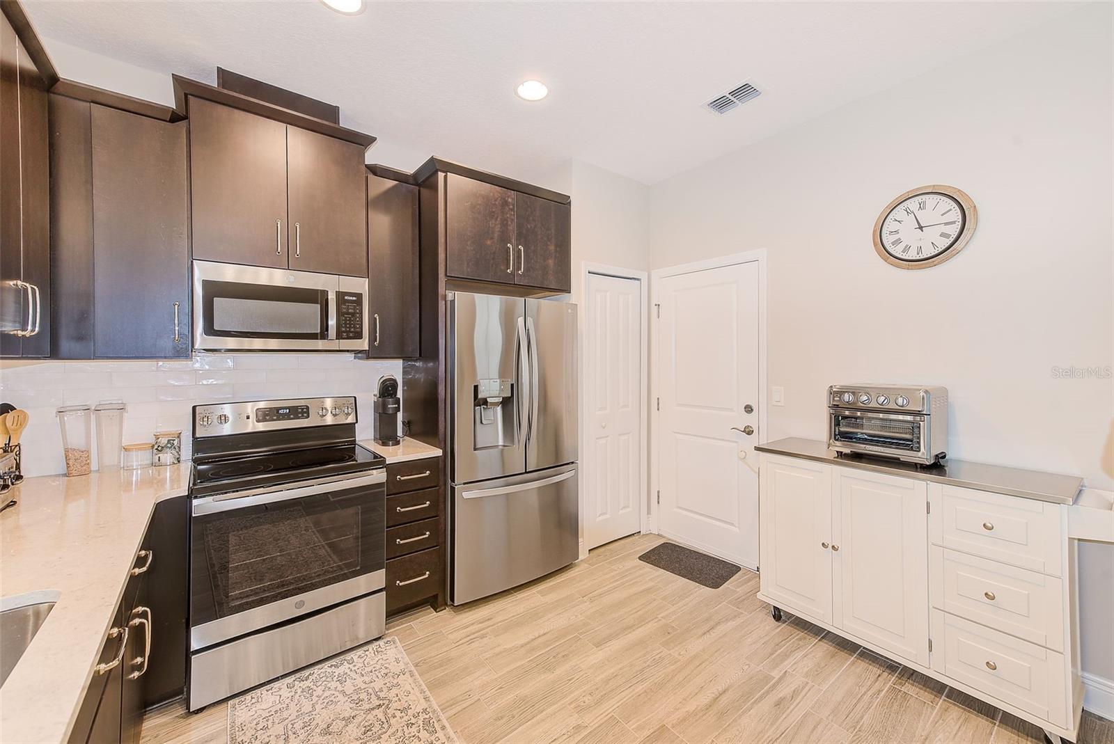 2441 FOGGY CREEK CIR, CLEARWATER, FL — photo 3