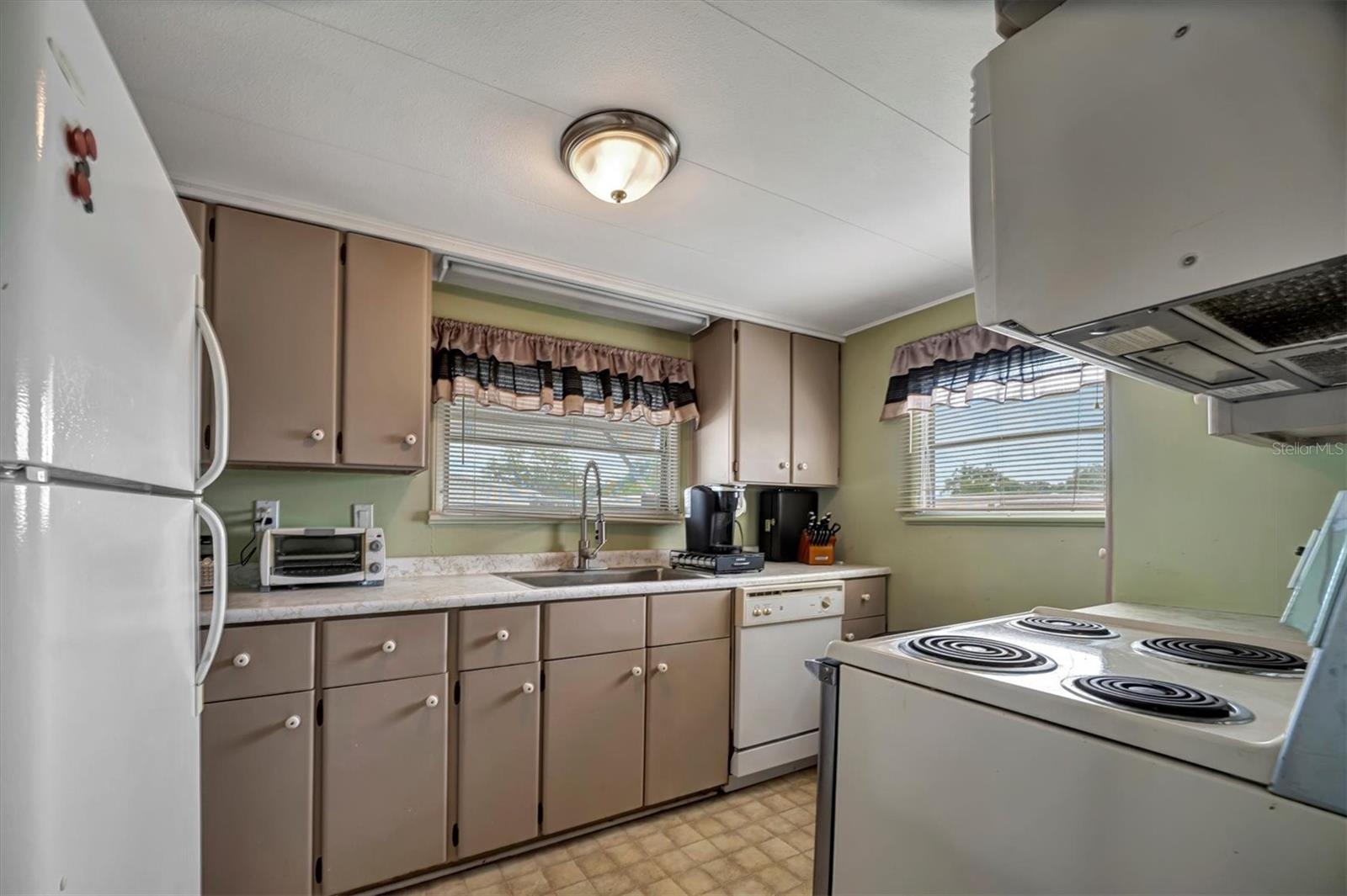122 E SAINT ANNES CIR, APOLLO BEACH, FL — photo 2