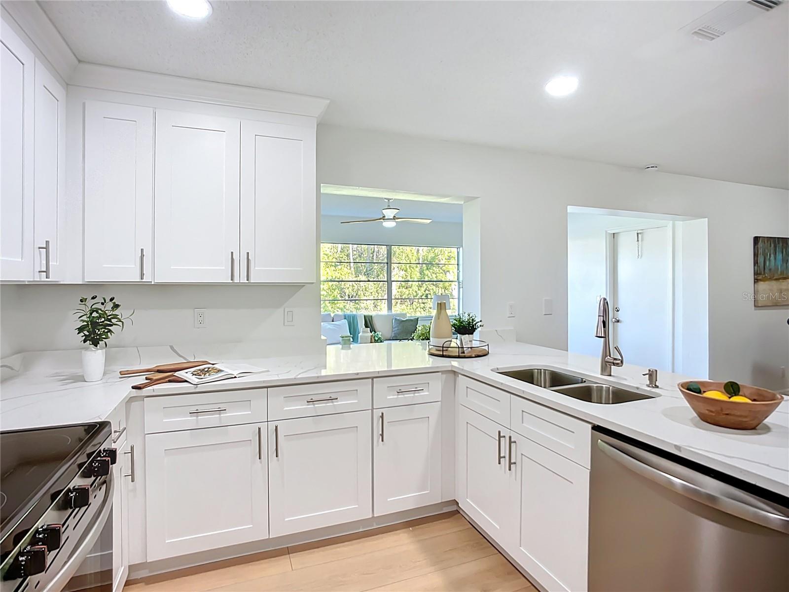 2014 HAMPSTEAD CIR, SUN CITY CENTER, FL — photo 10