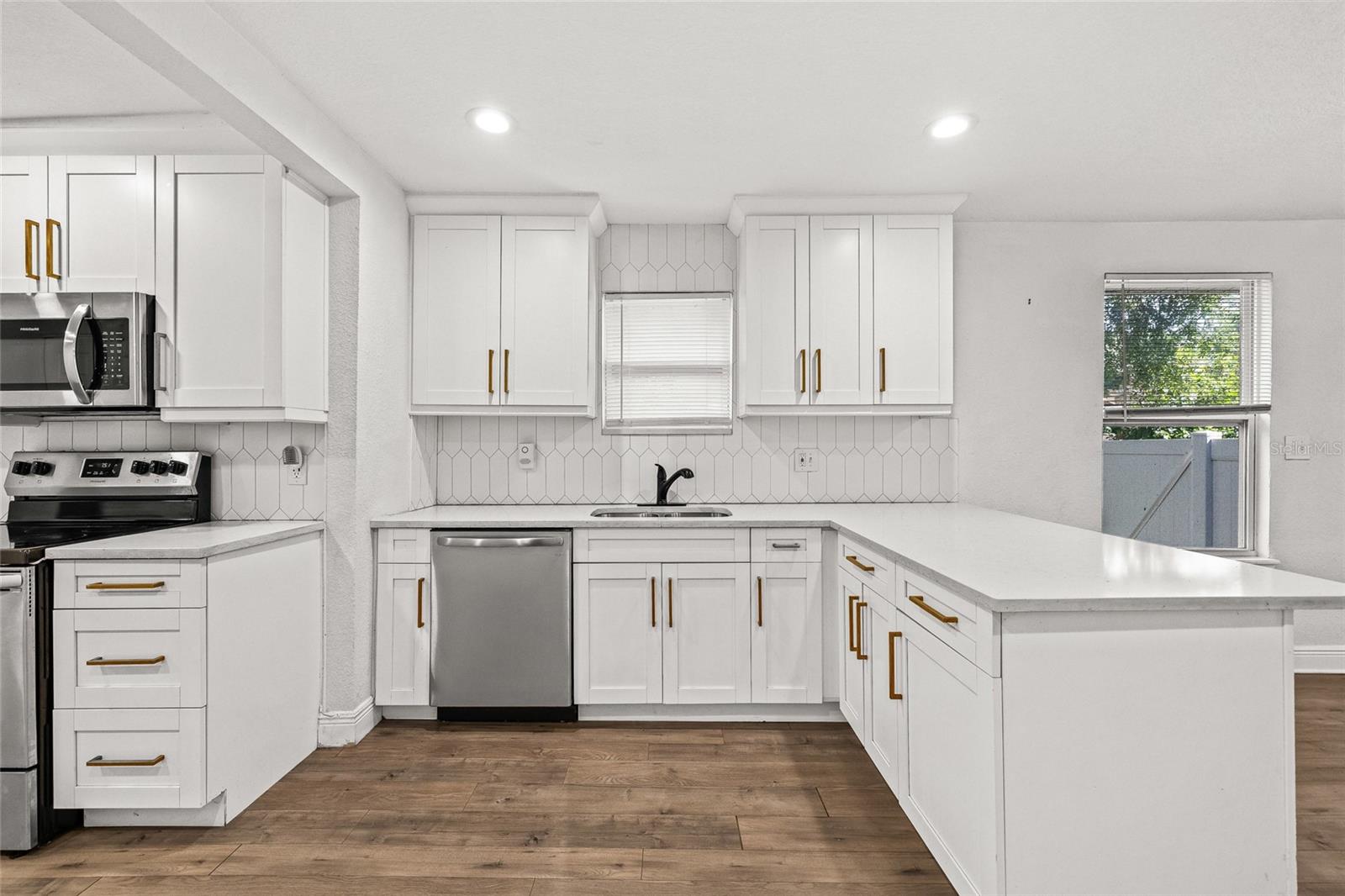 210 E CLUSTER AVE, TAMPA, FL — photo 3