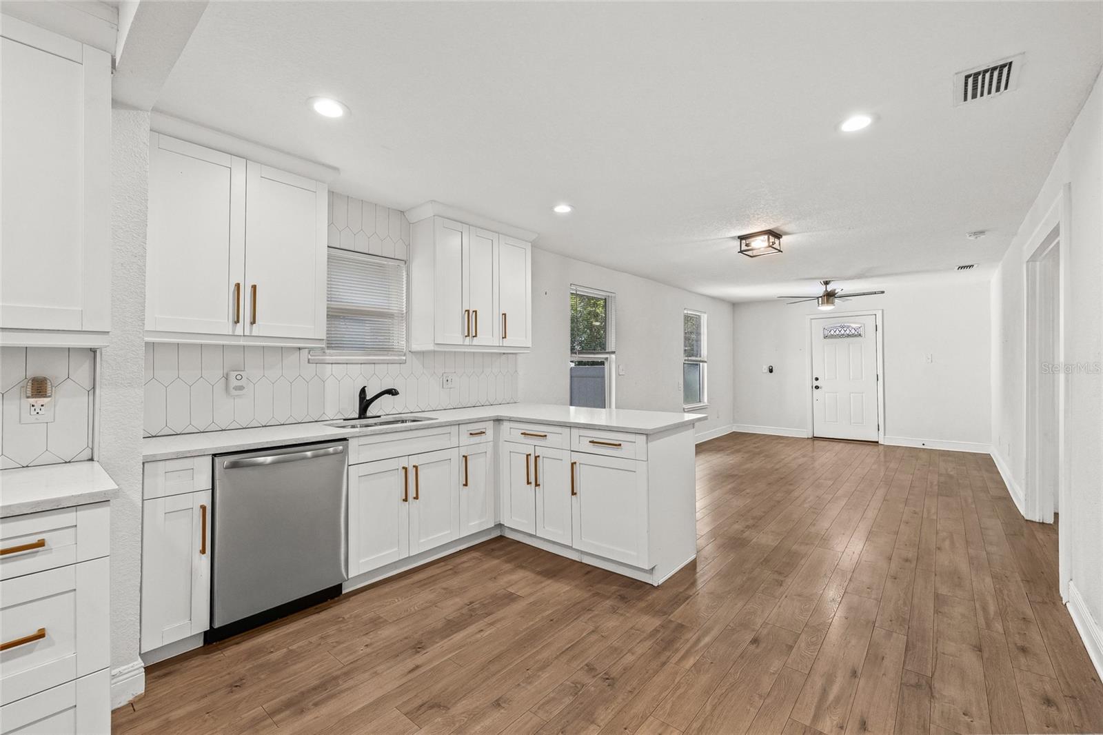 210 E CLUSTER AVE, TAMPA, FL — photo 20