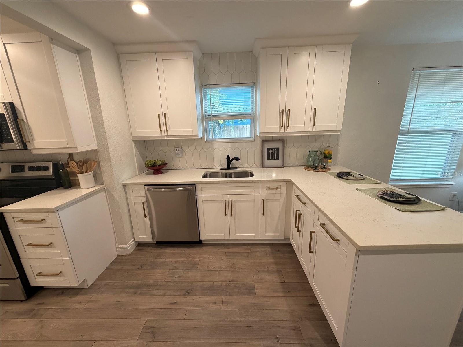 210 E CLUSTER AVE, TAMPA, FL — photo 37