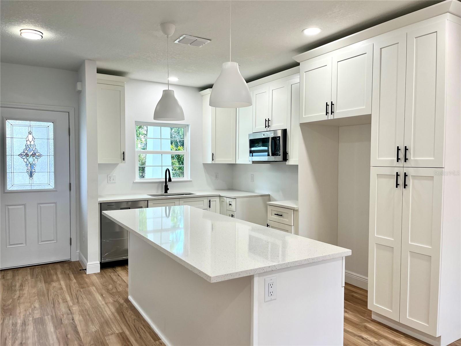 8112 N GREENWOOD AVE, TAMPA, FL — photo 2