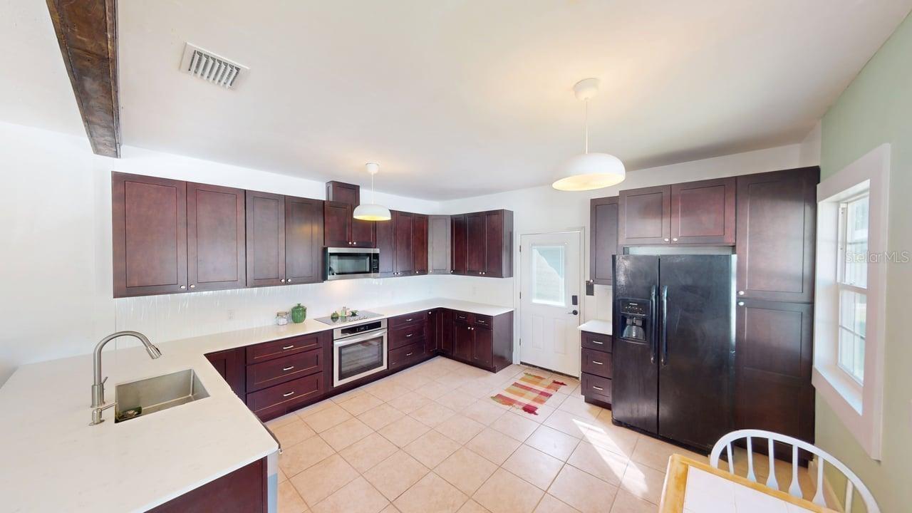 2010 S MAPLE AVE, SANFORD, FL — photo 2