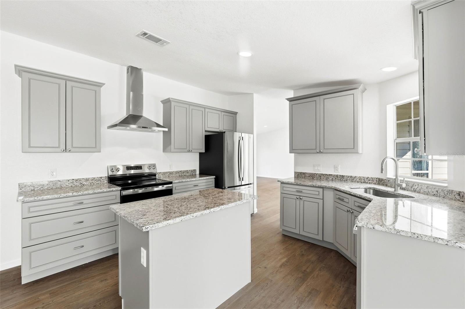 5180 LEXINGTON CIR, WILDWOOD, FL — photo 4
