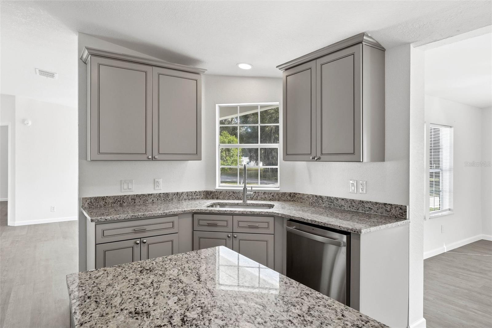 5180 LEXINGTON CIR, WILDWOOD, FL — photo 9