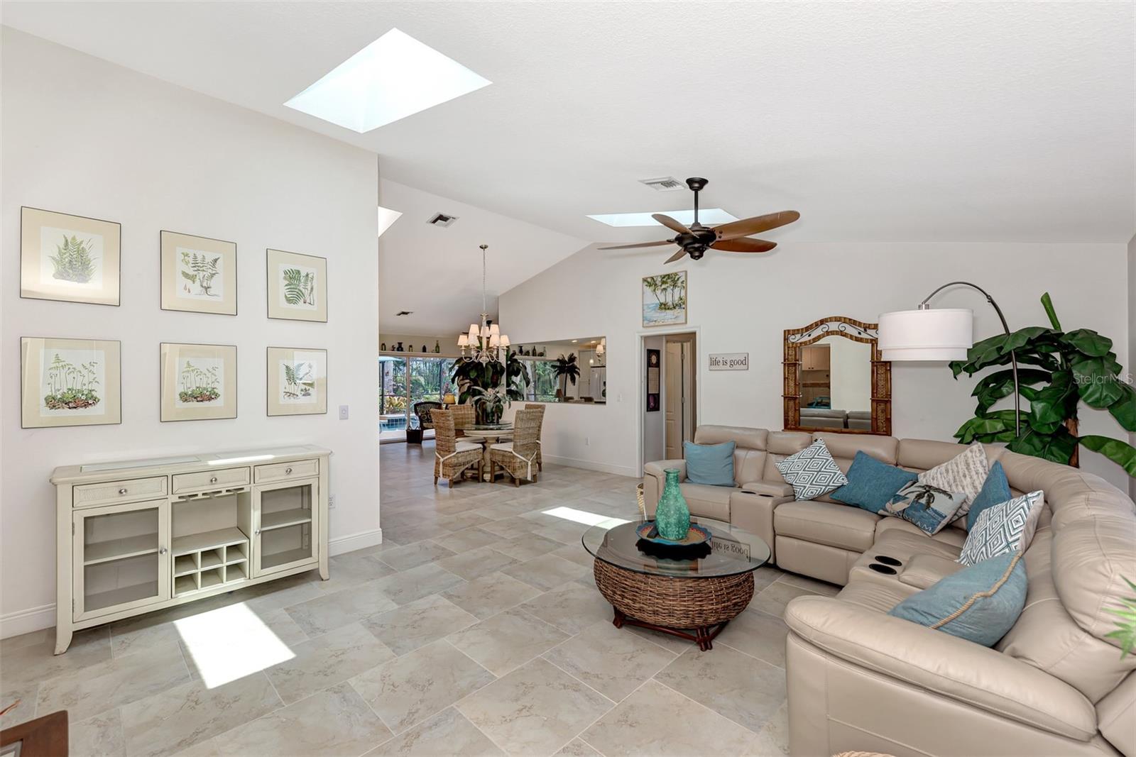 8170 CASA DE MEADOWS DR, ENGLEWOOD, FL — photo 11
