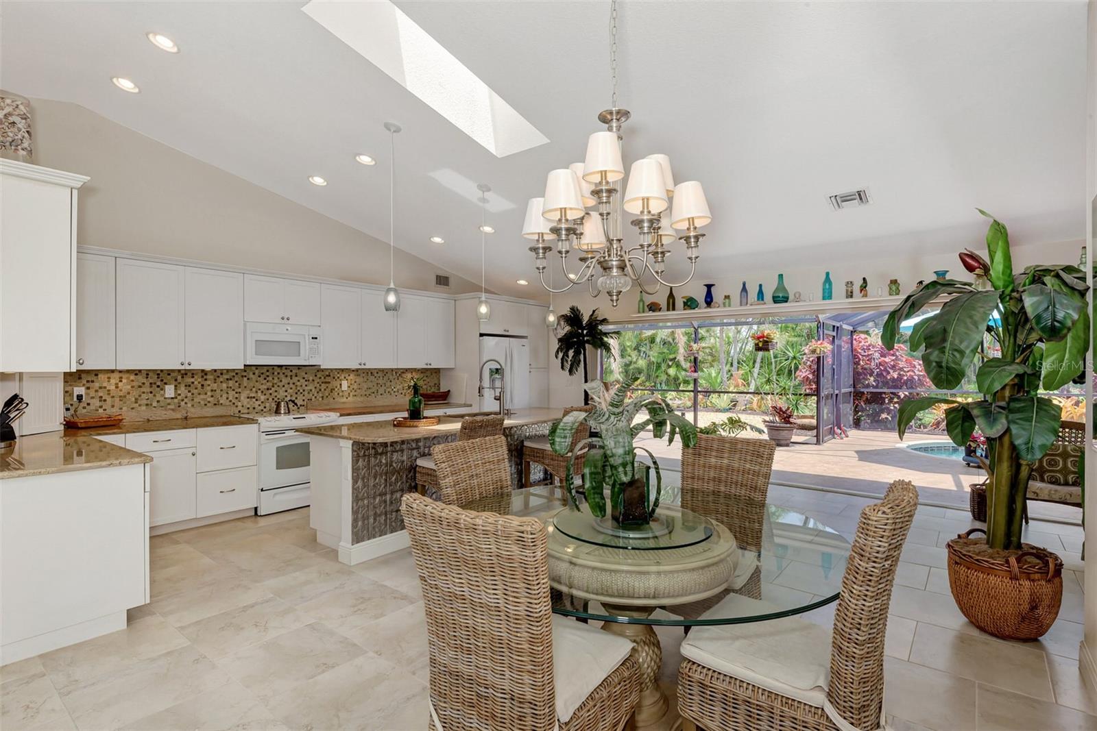 8170 CASA DE MEADOWS DR, ENGLEWOOD, FL — photo 16