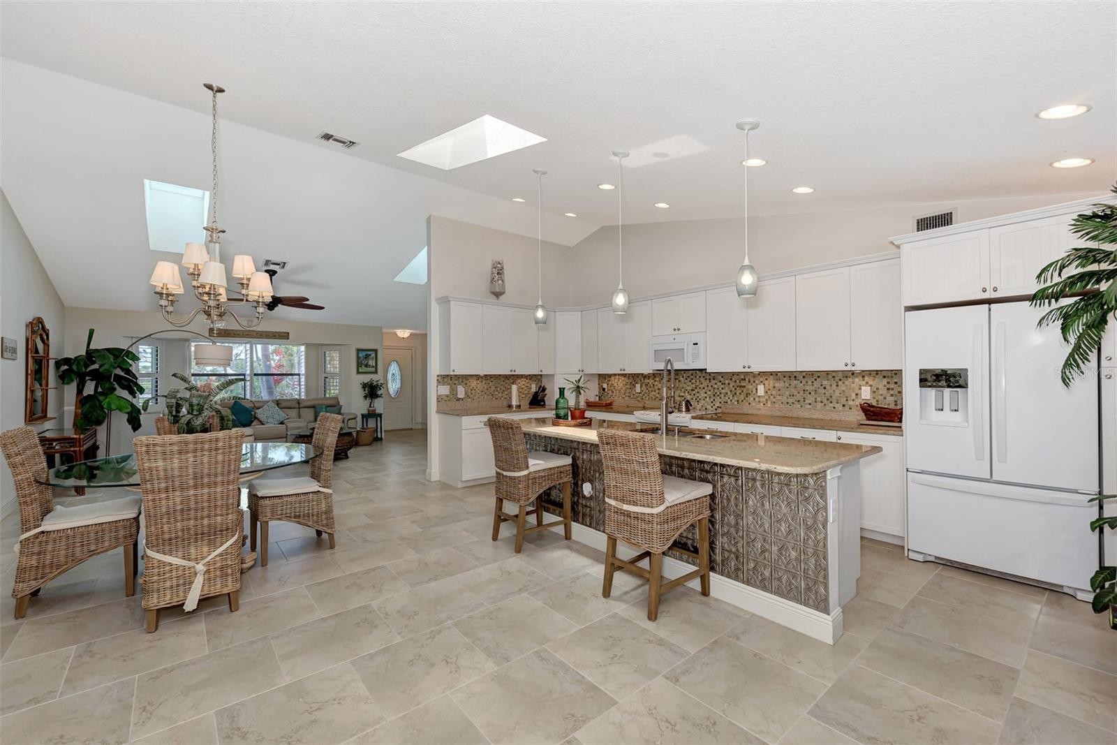 8170 CASA DE MEADOWS DR, ENGLEWOOD, FL — photo 23