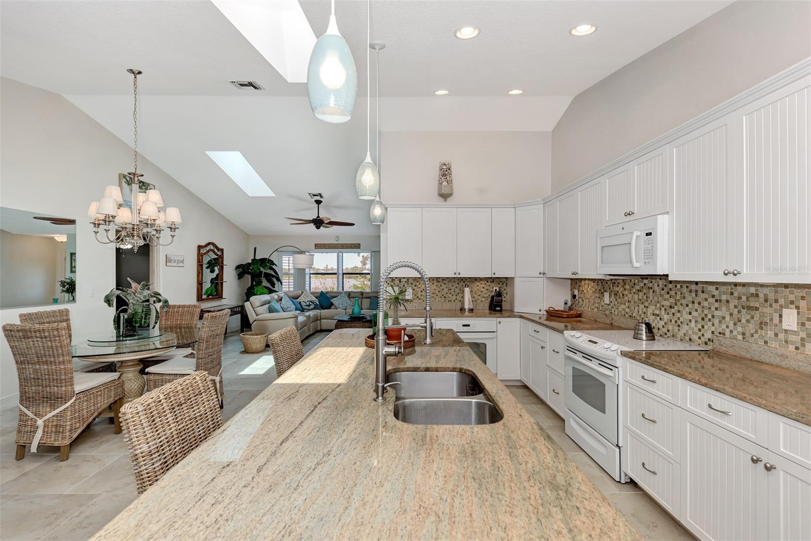 8170 CASA DE MEADOWS DR, ENGLEWOOD, FL — photo 26