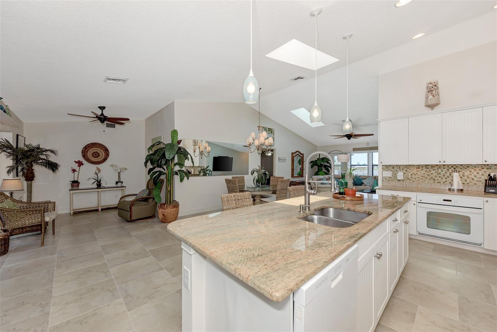 8170 CASA DE MEADOWS DR, ENGLEWOOD, FL — photo 27