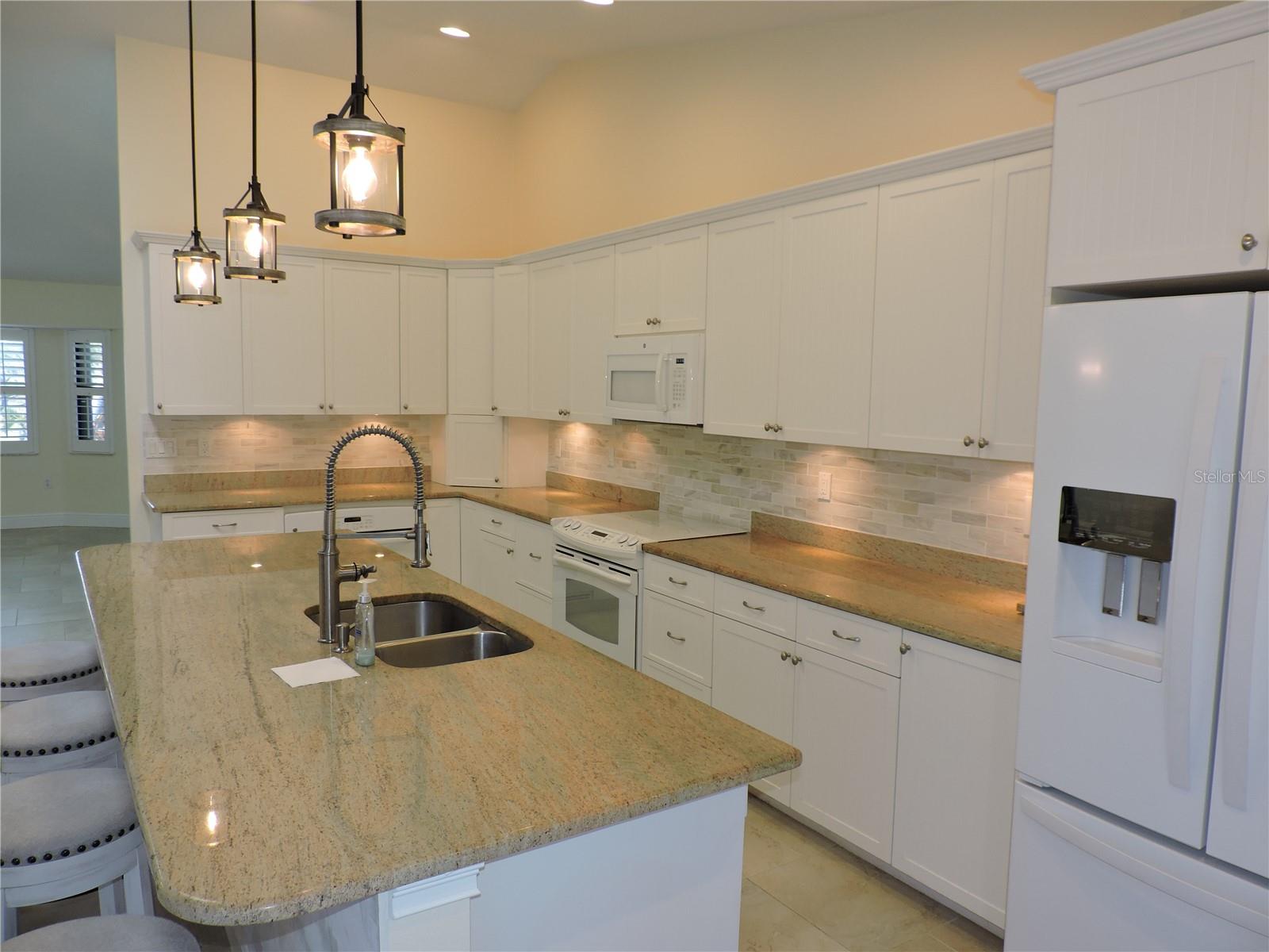 8170 CASA DE MEADOWS DR, ENGLEWOOD, FL — photo 53