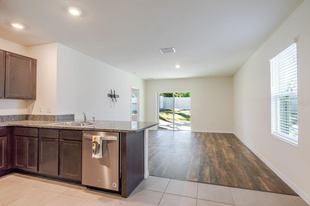 10945 TRAILING VINE DR, TAMPA, FL — photo 12