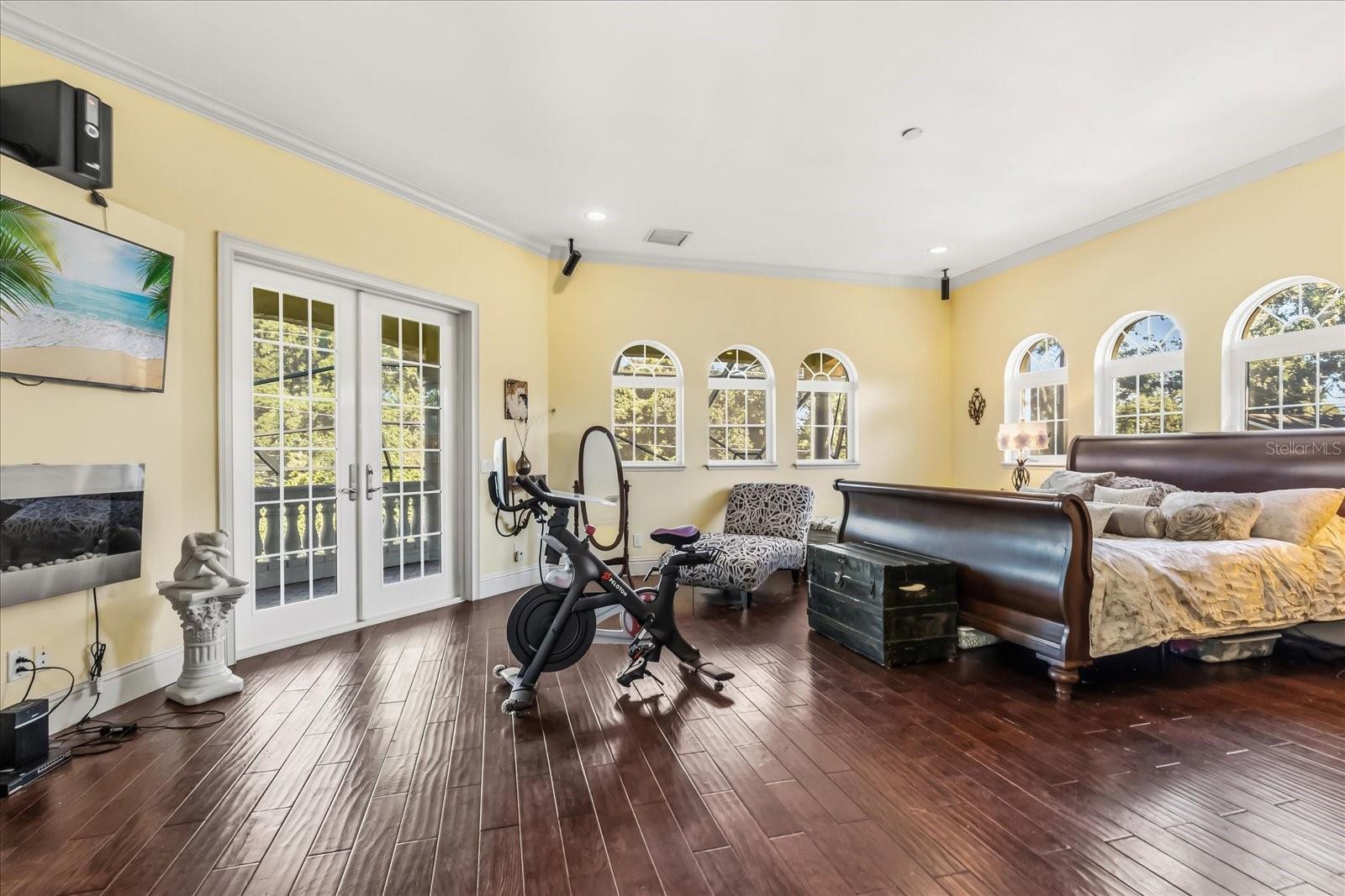 911 JUNGLE AVE N, ST PETERSBURG, FL — photo 42