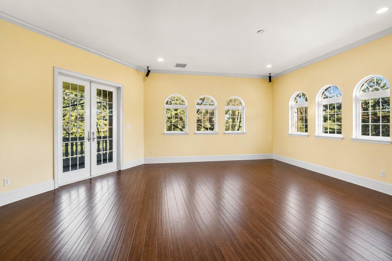 911 JUNGLE AVE N, ST PETERSBURG, FL — photo 41
