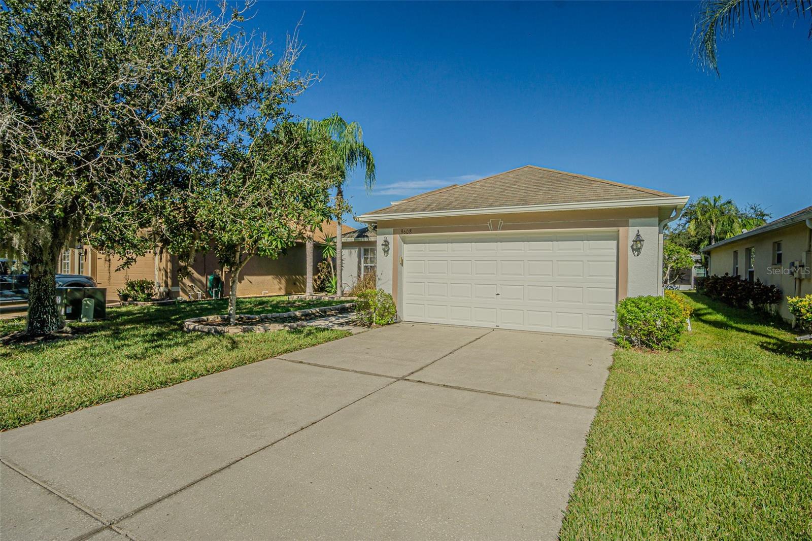 9608 ROLLING CIR, SAN ANTONIO, FL — photo 2