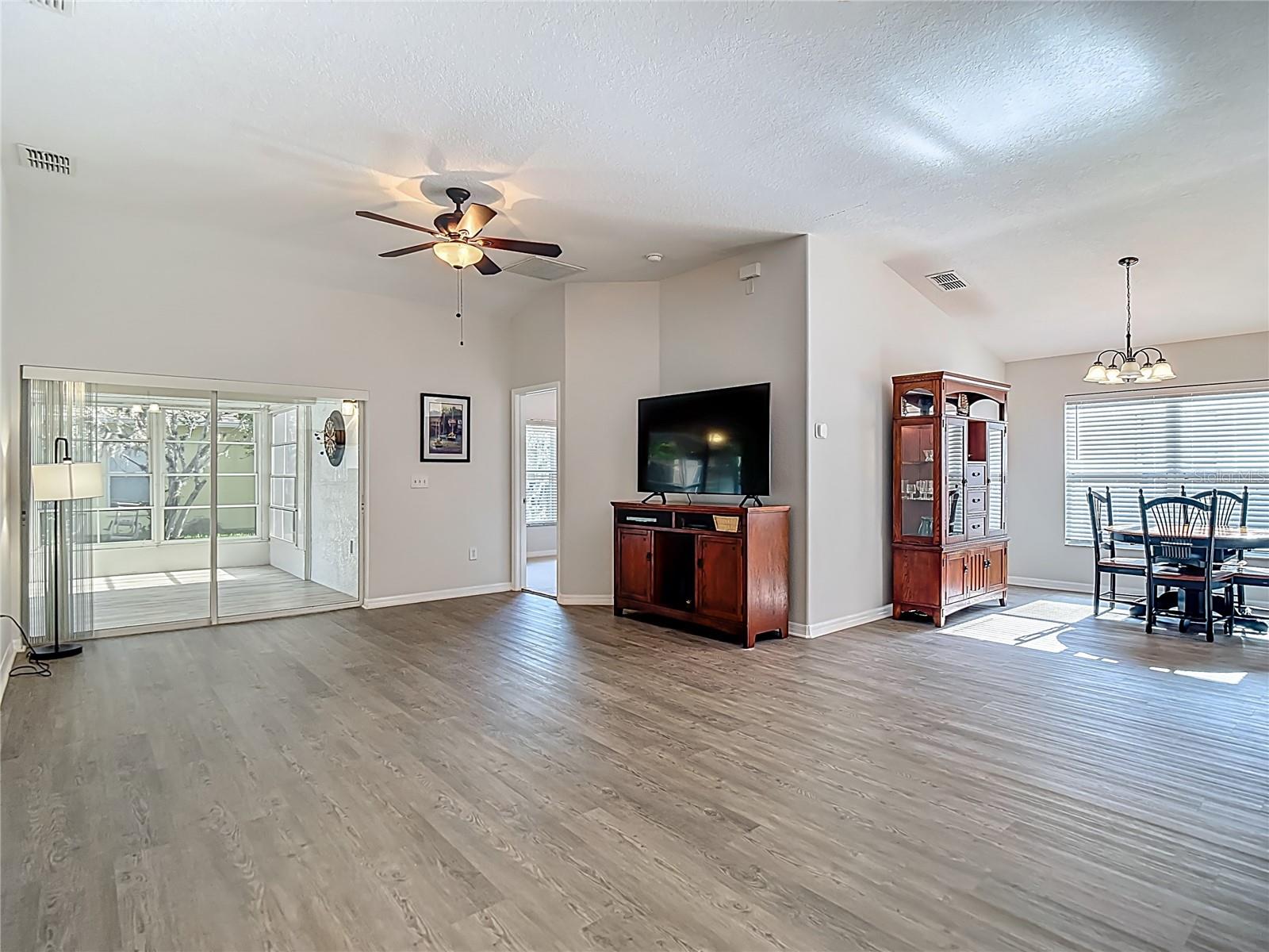 9608 ROLLING CIR, SAN ANTONIO, FL — photo 6