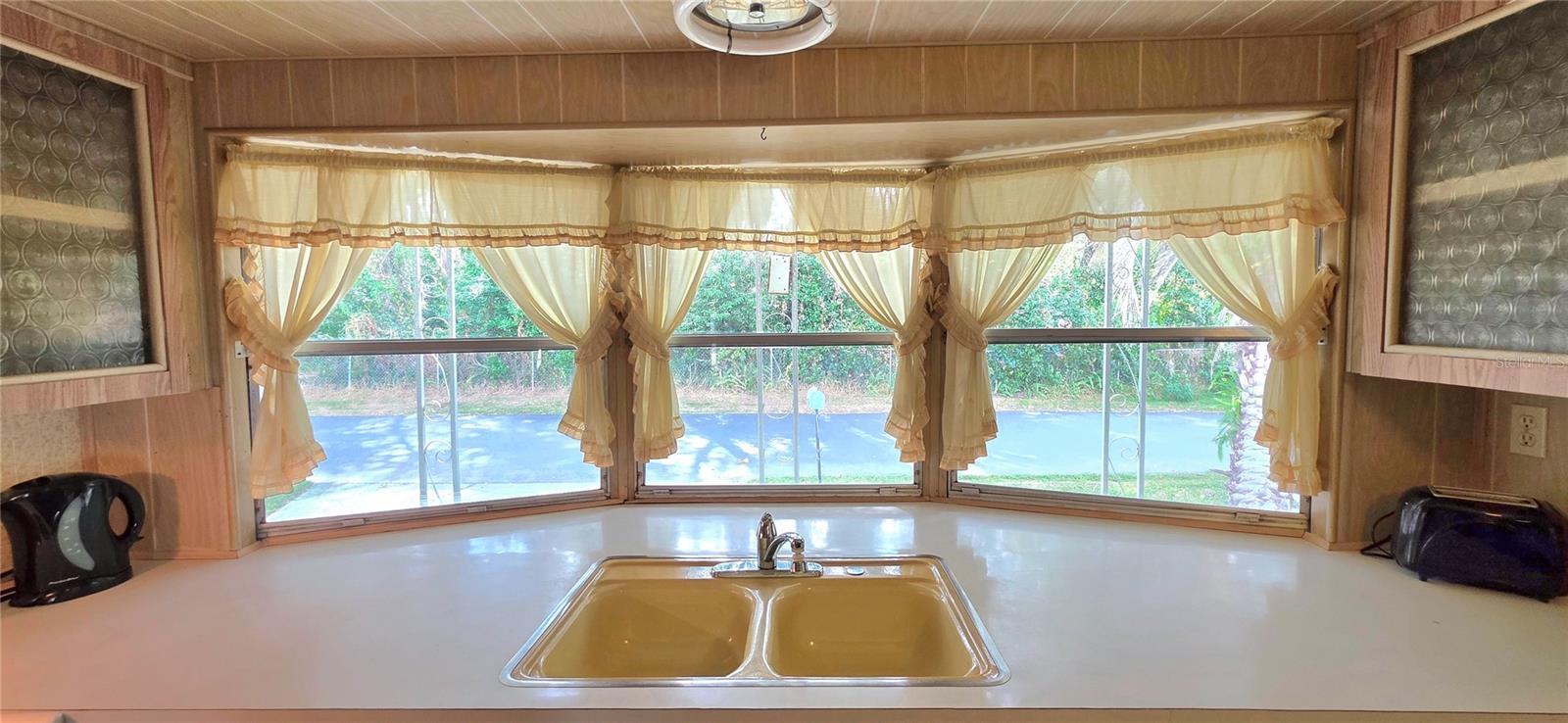37021 KAREN AVE, ZEPHYRHILLS, FL — photo 30