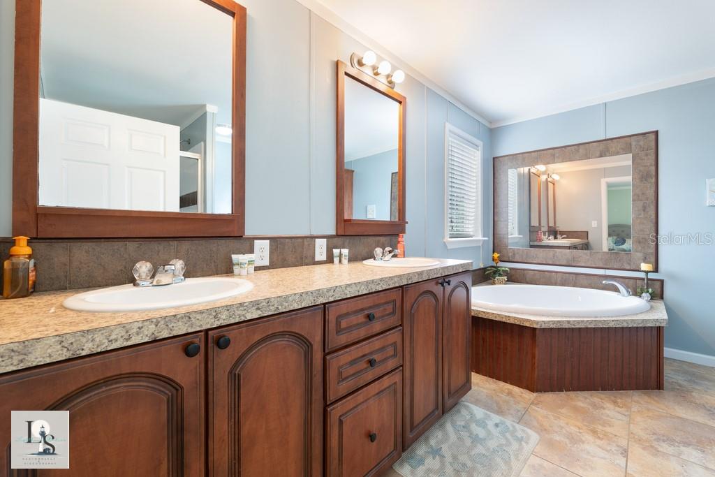 5209 WESTERN DR, ST JAMES CITY, FL — photo 16