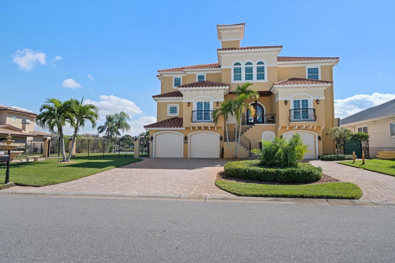 211 POINCIANA LN, LARGO, FL