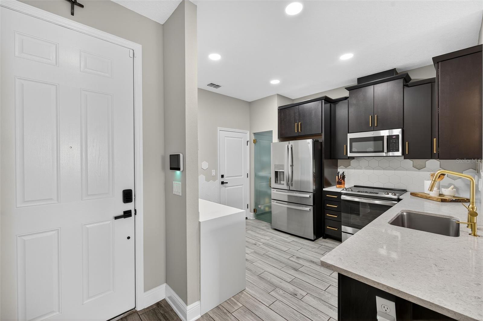 2419 FOGGY CREEK CIR, CLEARWATER, FL — photo 4