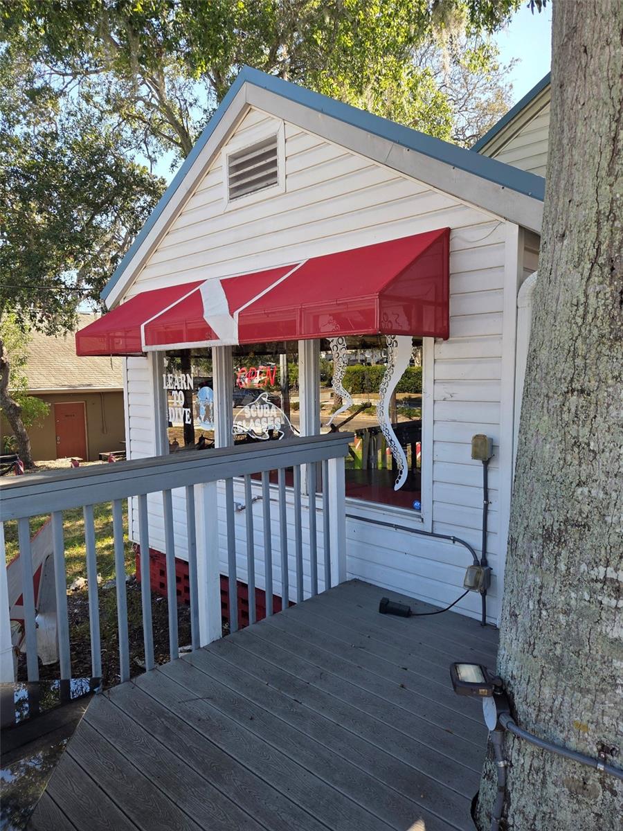 528 E TARPON AVE, TARPON SPRINGS, FL