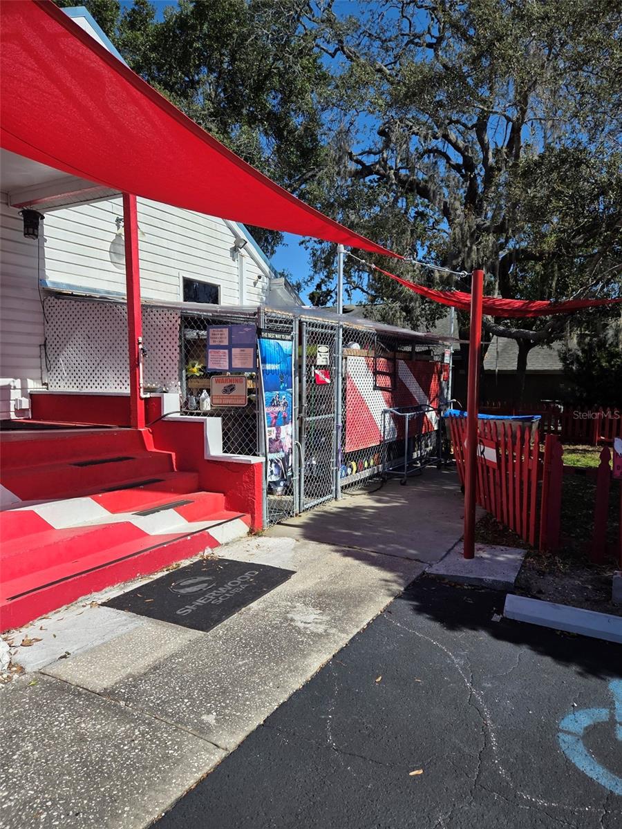 528 E TARPON AVE, TARPON SPRINGS, FL — photo 2