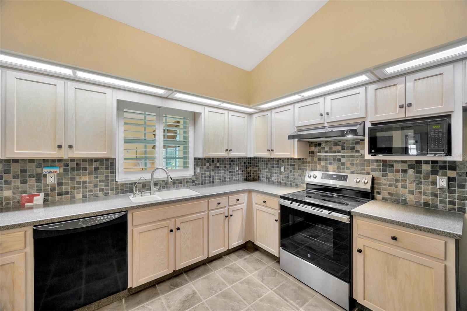 37157 FOXRUN PL, ZEPHYRHILLS, FL — photo 7