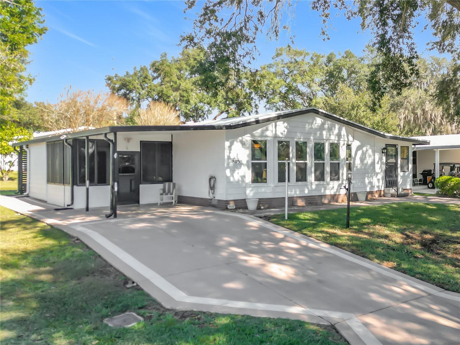 805 CAMELIA CT, LADY LAKE, FL