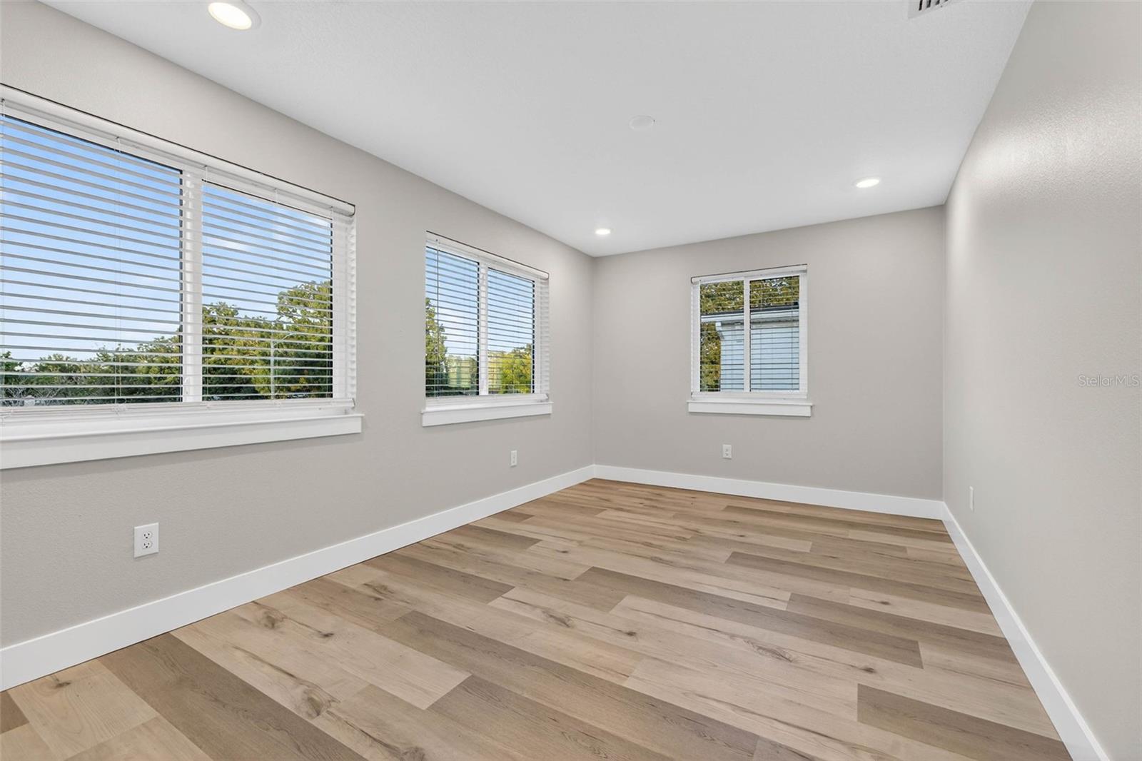 2540 34TH AVE N, ST PETERSBURG, FL — photo 35