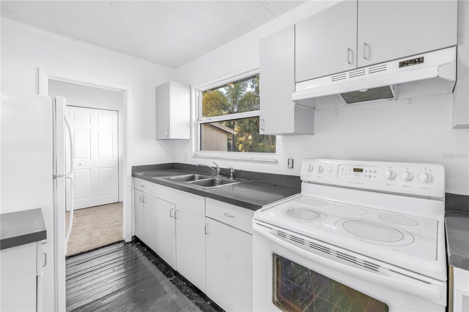 1012 GRANVILLE CT N, ST PETERSBURG, FL — photo 28