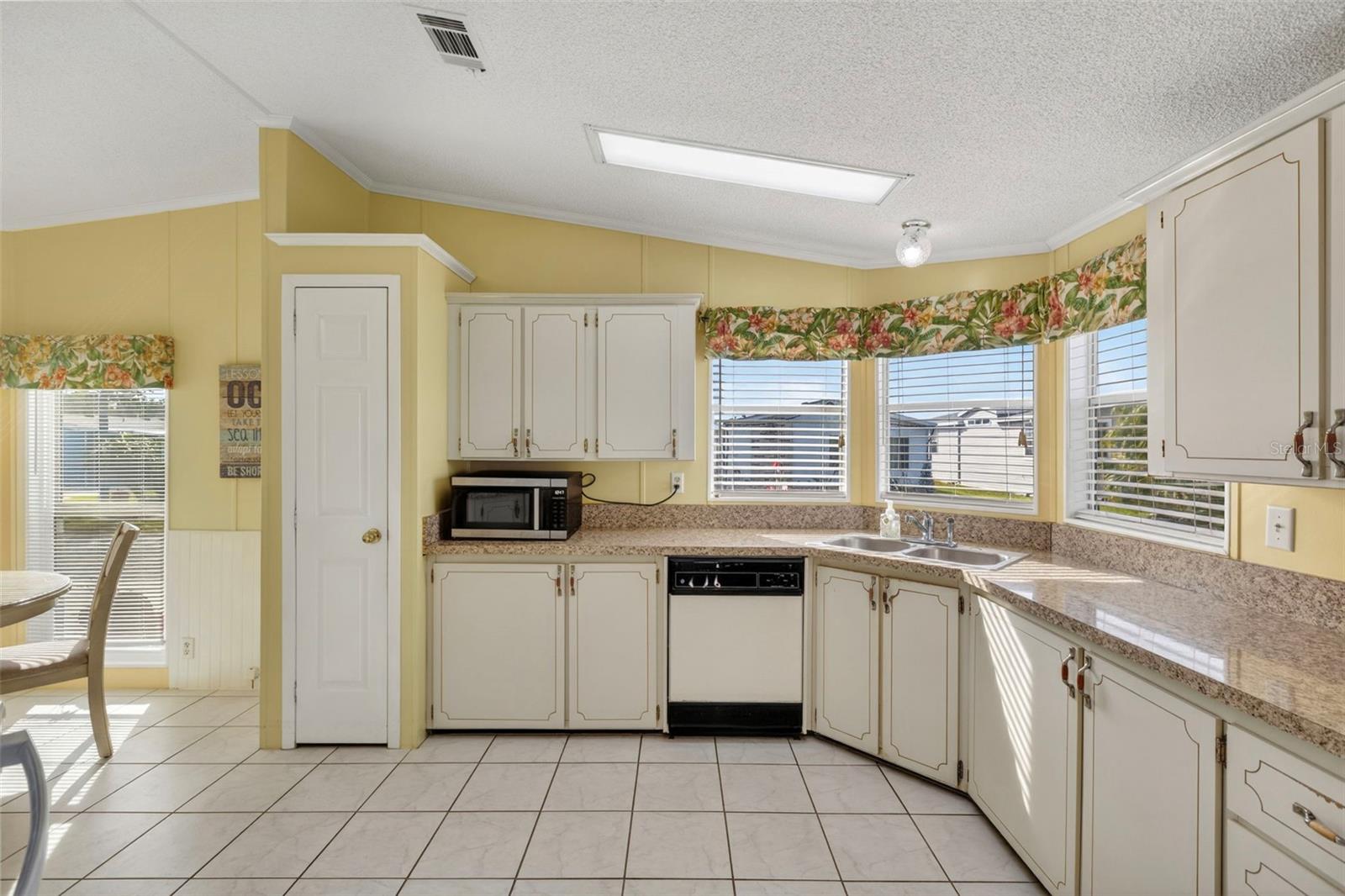 512 LA PLAYA CIR, NORTH PORT, FL — photo 9