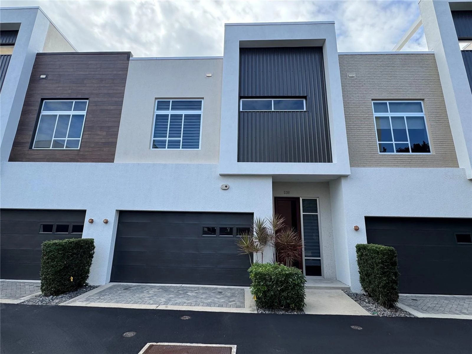 239 COSMOPOLITAN CT, SARASOTA, FL — photo 1