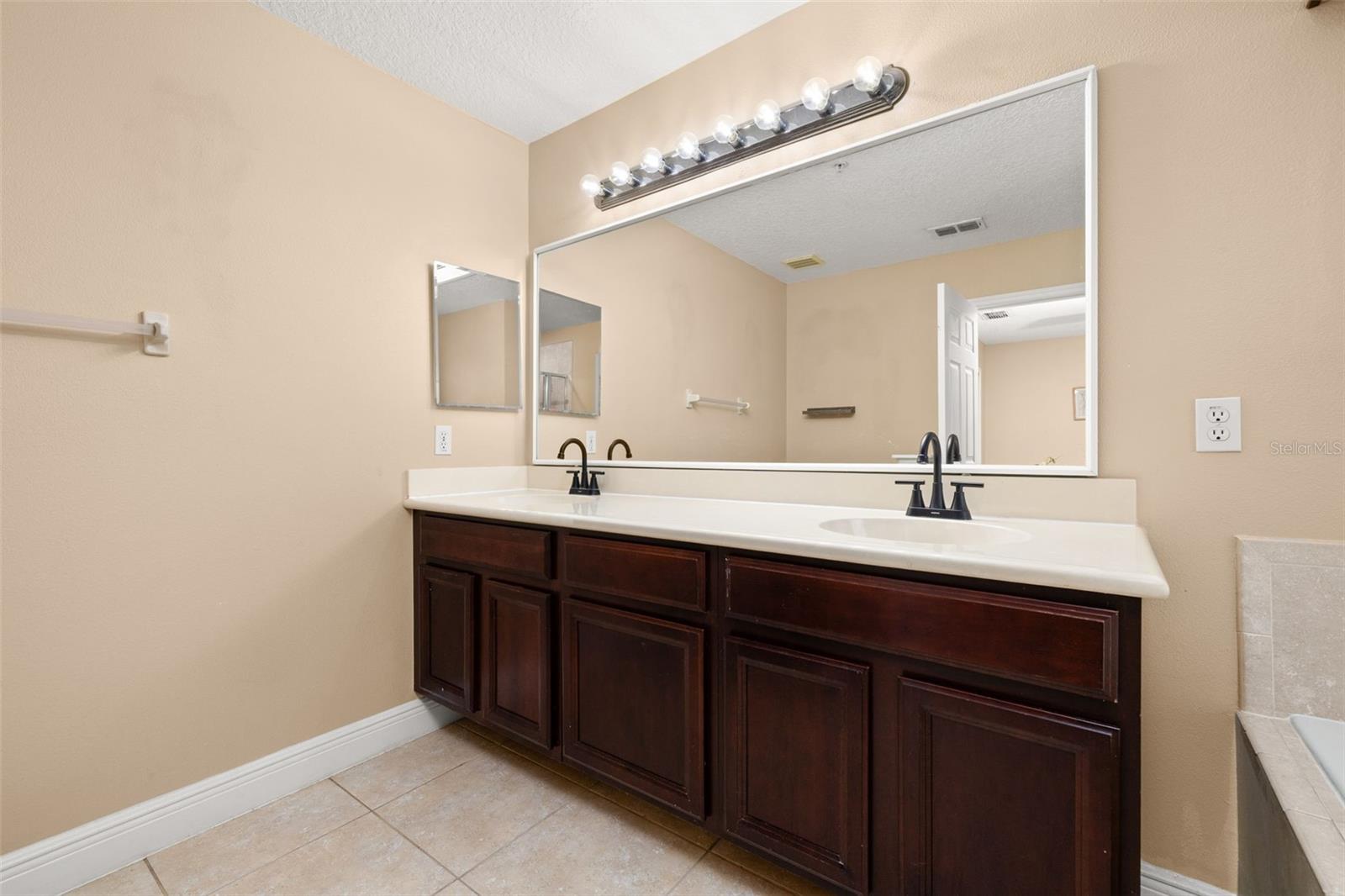 811 ASSEMBLY CT, REUNION, FL — photo 36