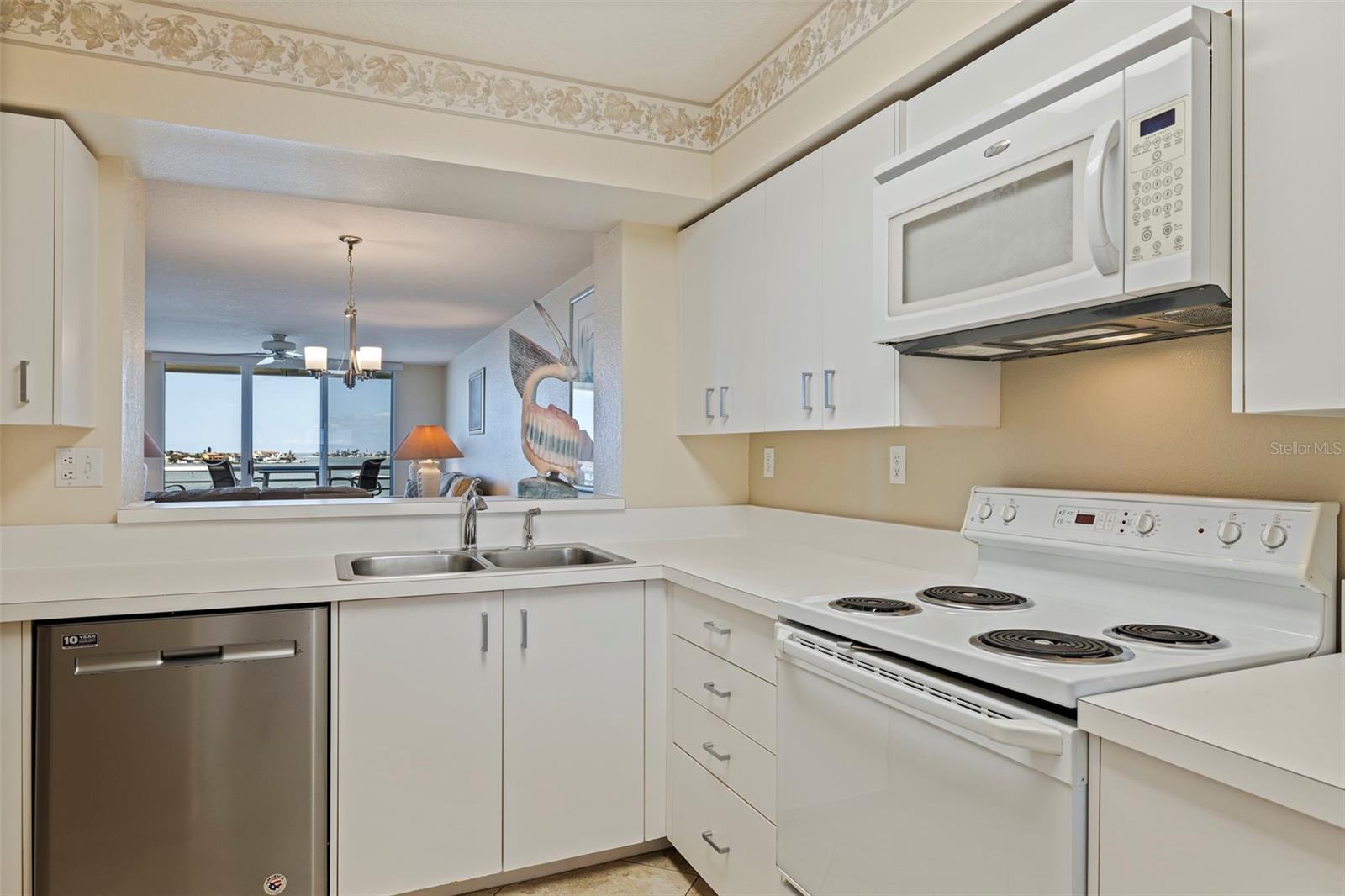 6105 BAHIA DEL MAR CIR #683, ST PETERSBURG, FL — photo 13