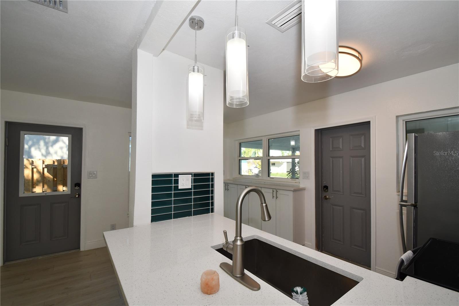 547 TRADE WINDS DR, DUNEDIN, FL — photo 2