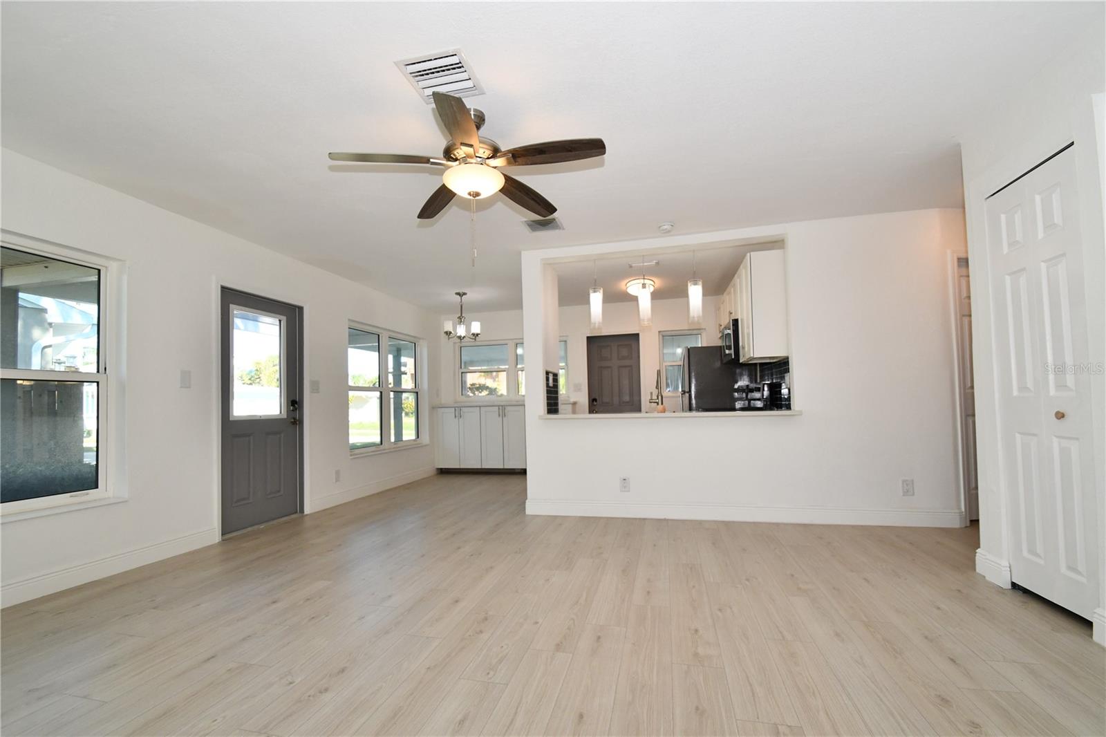 547 TRADE WINDS DR, DUNEDIN, FL — photo 4