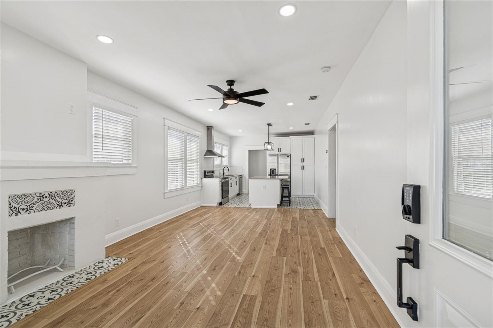 511 E STRATFORD AVE, TAMPA, FL — photo 3