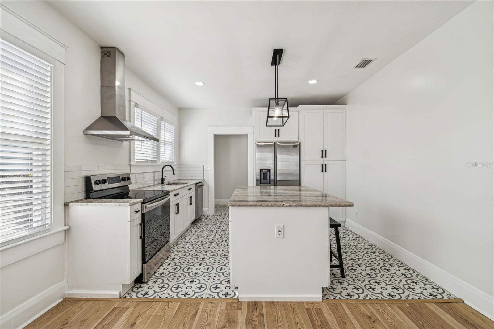 511 E STRATFORD AVE, TAMPA, FL — photo 7