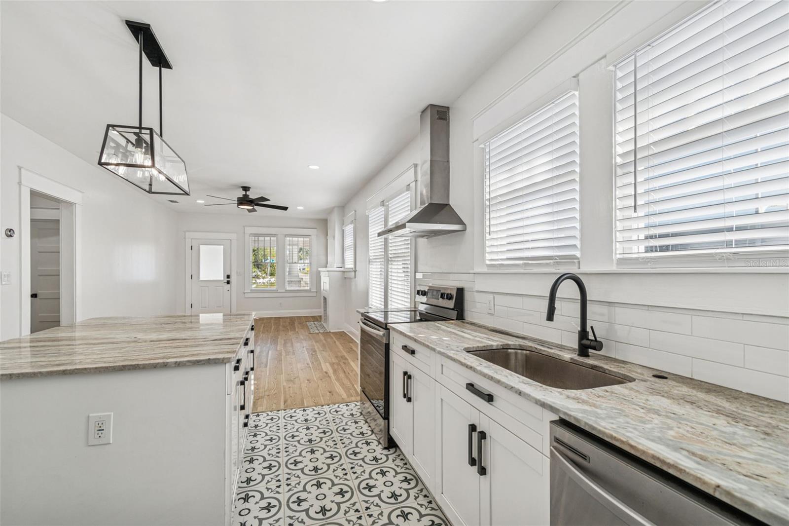 511 E STRATFORD AVE, TAMPA, FL — photo 12